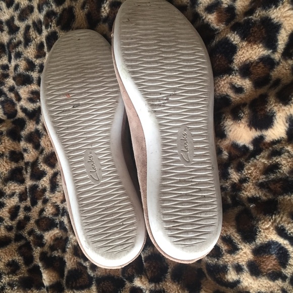 Comfy tan Clarks oxfords - Picture 3 of 5